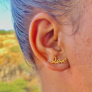 Brinco pequeno Love de aço inoxidável