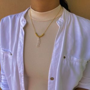 Colar com pérolas doirado e branca de aço inox