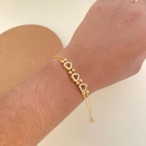 Pulseira em aço inox com detalhes em coração brilhante