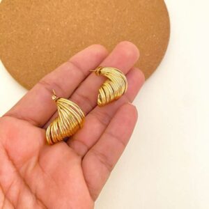 Brinco Dourado Aço Inoxidável Texturizado – Design Torcido e Sofisticado