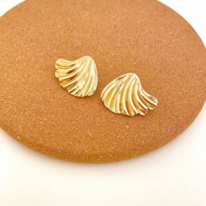 Brinco Dourado Concha em Aço Inoxidável – Estilo Elegante e Orgânico