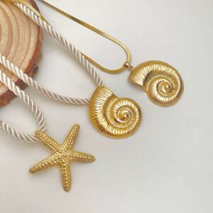 Colar Dourado Oceano – Estrela-do-Mar e Conchas em Aço Inoxidável